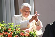 Benedikt XVI. am 10.09.2006 auf dem Balkon des Palais in der Kardinal Faulhaber Straße (Foto: Nathalie Tandler)